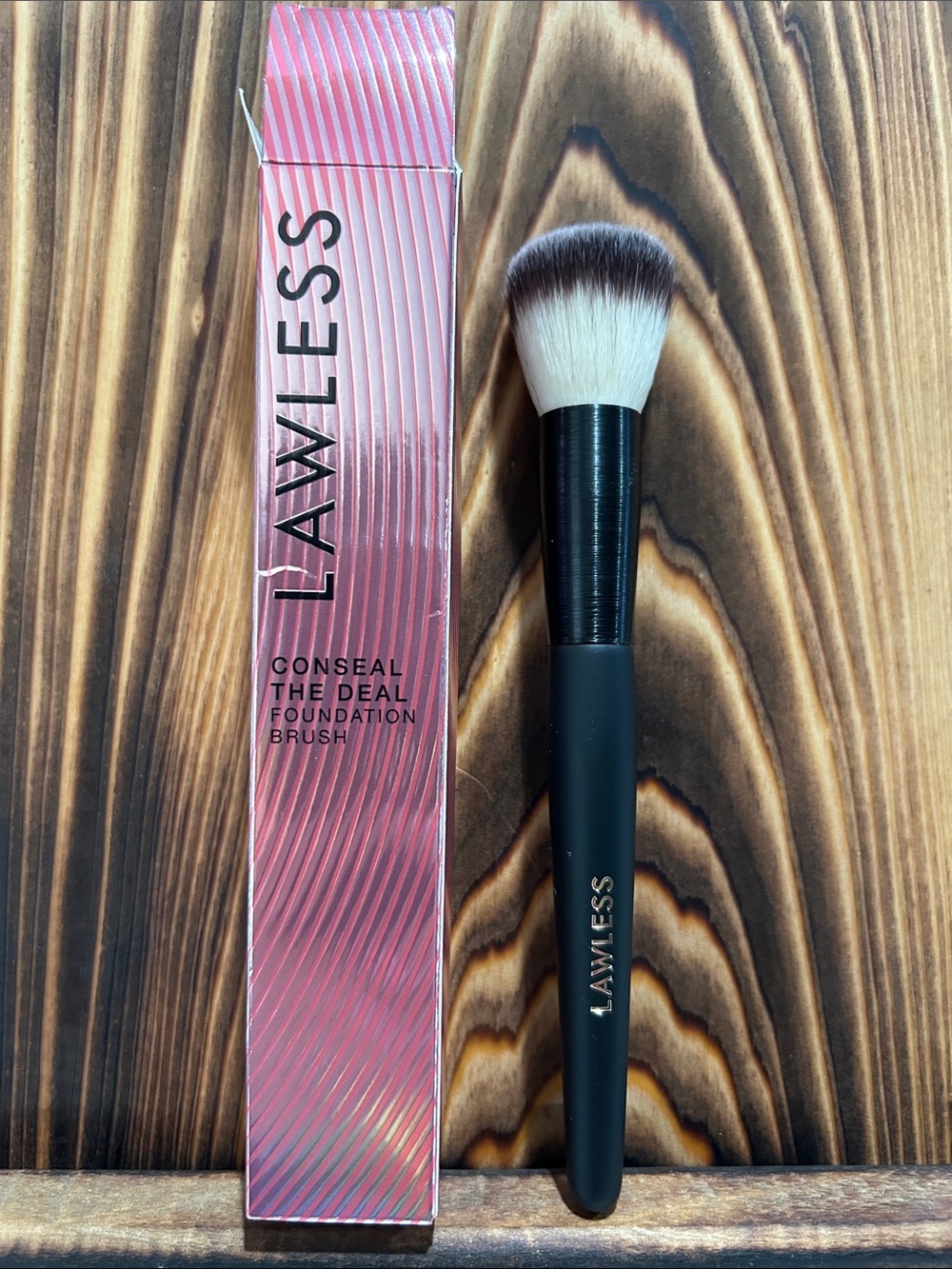 LAWLESS Dual-Tone Face Brush - Black Handle, White & Brown Bristles
